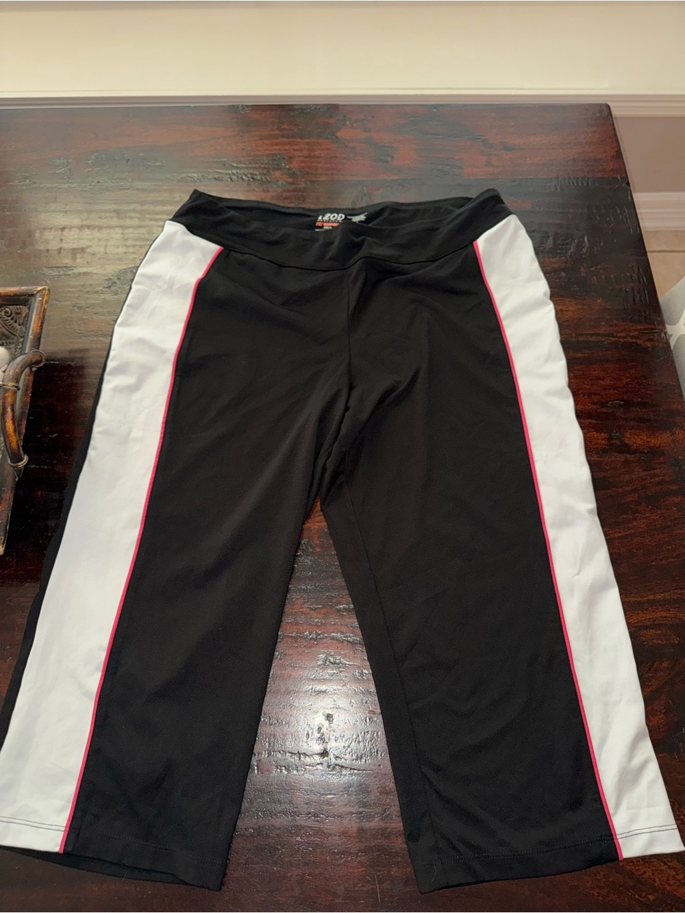 Excellent Condition Izod Women’s Black & White  Crop Workout Pants size M